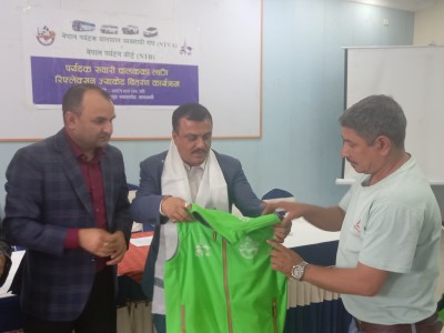 पर्यटक सवारी चालकहरुलाई रिफ्लेक्सन ज्याकेट बितरण सम्पन्न