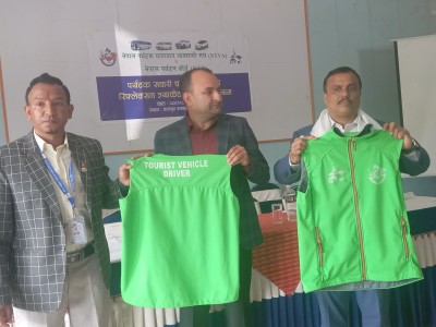पर्यटक सवारी चालकहरुलाई रिफ्लेक्सन ज्याकेट बितरण सम्पन्न